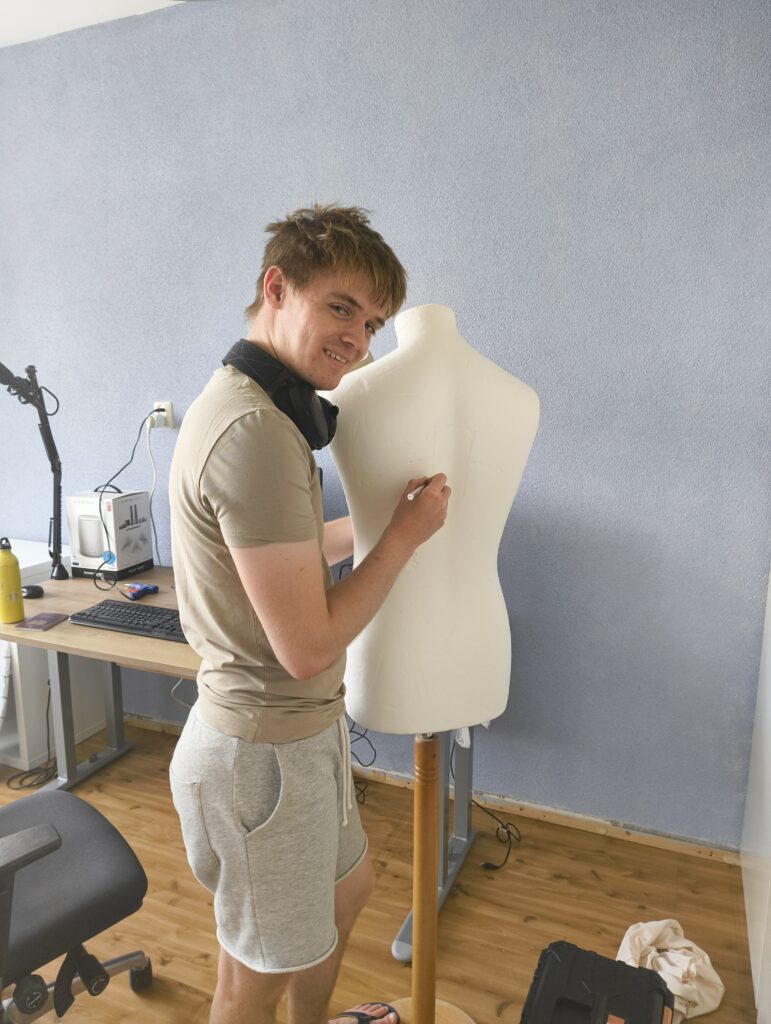 Foto van mijn afstudeerproject tijdens het uitsnijden van kanalen voor kabels en lampjes